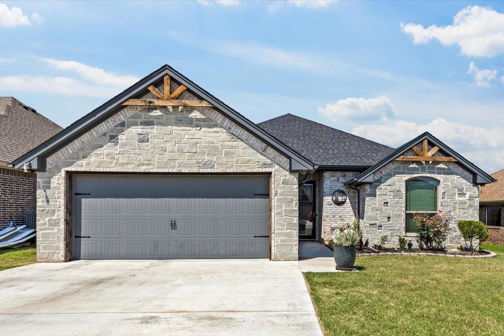 3202 White Horse Dr, Granbury, TX 76049 - photo 1