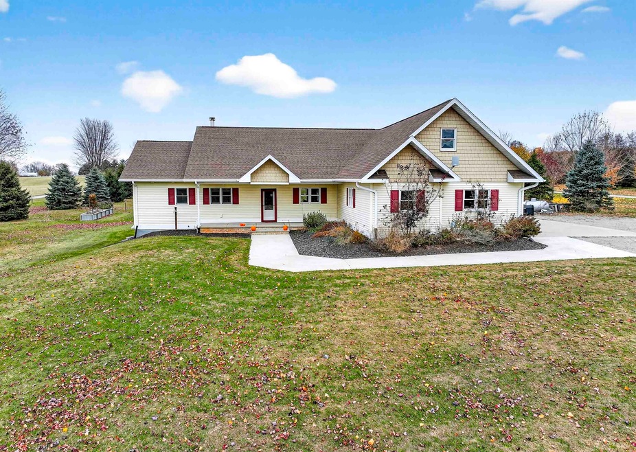 W7628 Center Valley Rd, Shiocton, WI 54170 - photo 1