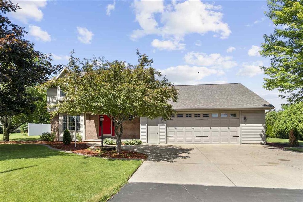 N9607 Darboy Dr, Appleton, WI 54915 - photo 1