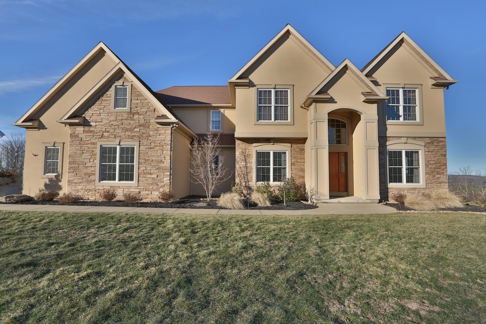 322 Canter Dr, Dallas, PA 18612 - photo 1