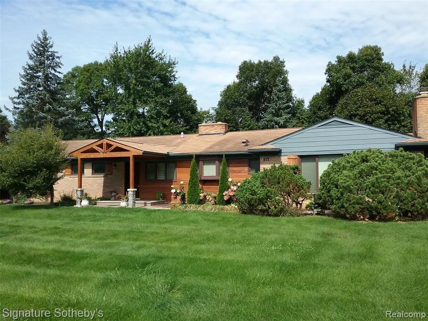 Lovely Home On Beautiful Grounds.