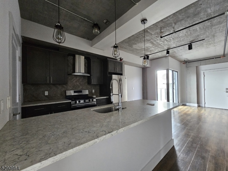 58 Elm St unit 506, Newark, NJ 07105 - photo 1