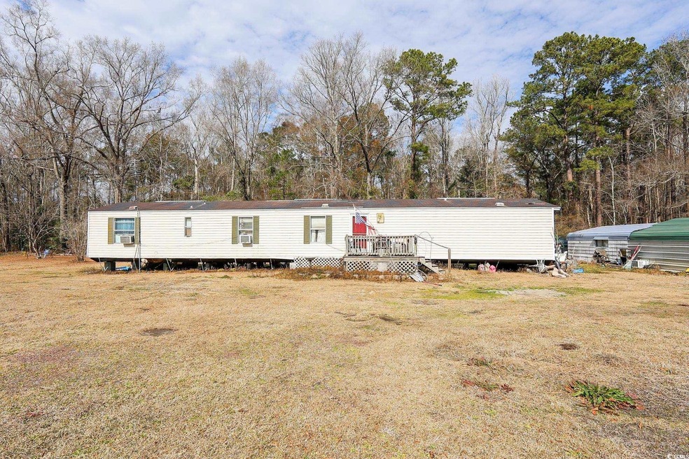 Manufactured / mobile home with a front yard