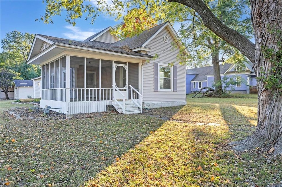 401 W Adams St, Pittsburg, KS 66762 - photo 1