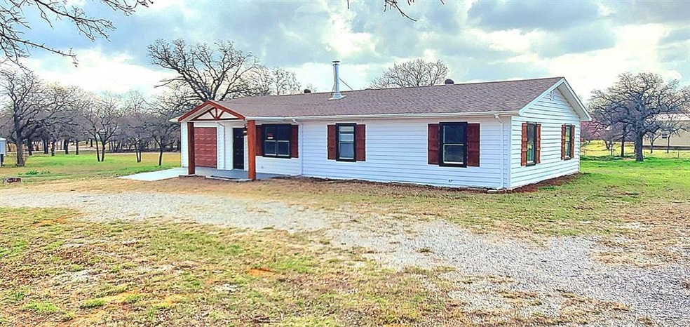 View of front facade featuring a front yard