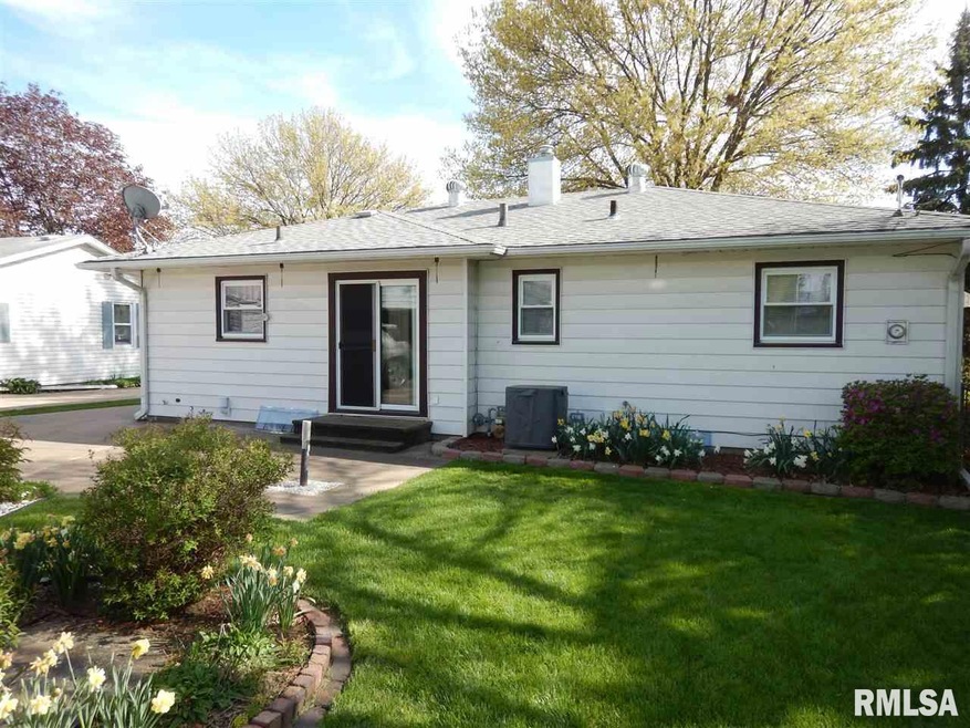 2142 W 38th St, Davenport, IA 52806 - photo 1