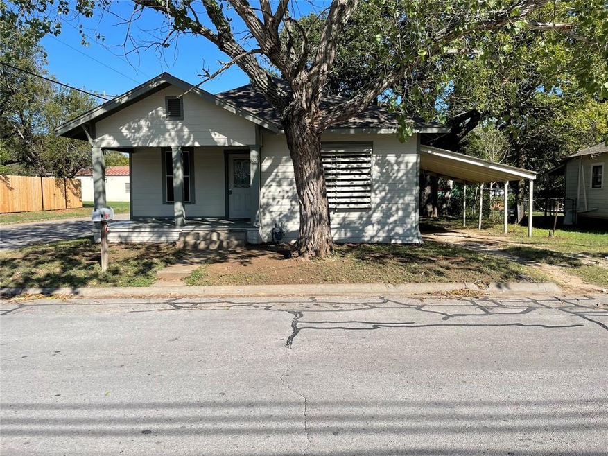 320 N Brazos Ave, Cleburne, TX 76031 - photo 1