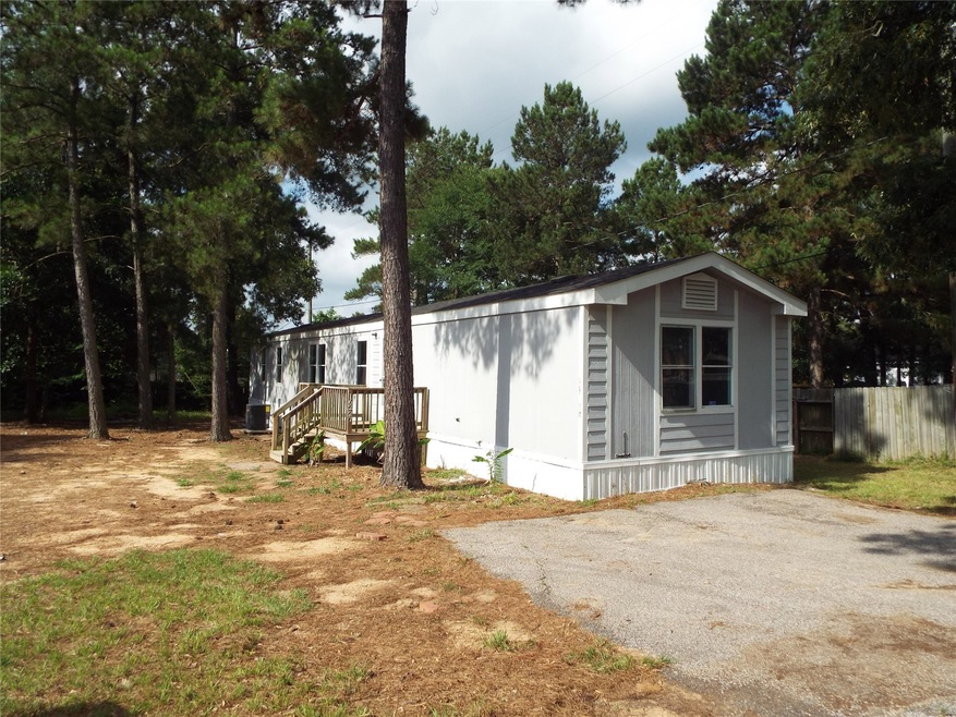 Adorable home at the end of Cul-De-Sac in well maintained community.