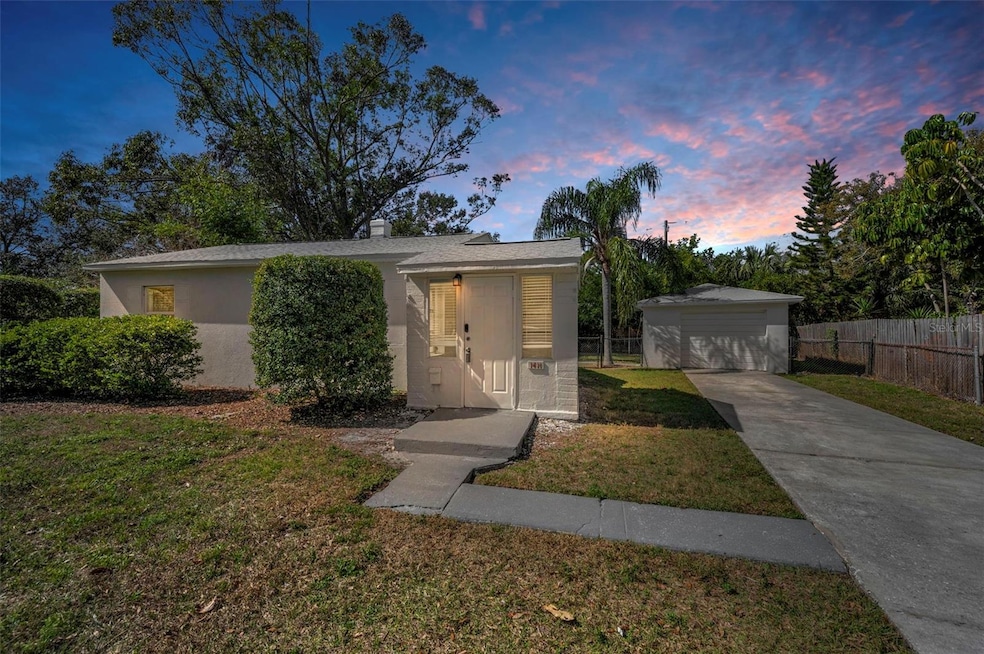 Welcome to 1611 Canterbury Rd N!