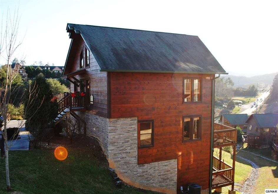 934 Mcmakin Way, Pigeon Forge, TN 37863 - photo 1