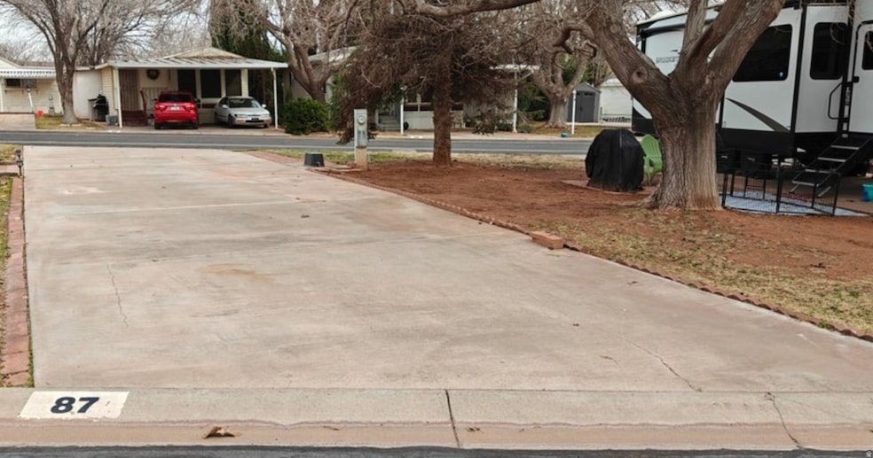 View of yard featuring driveway