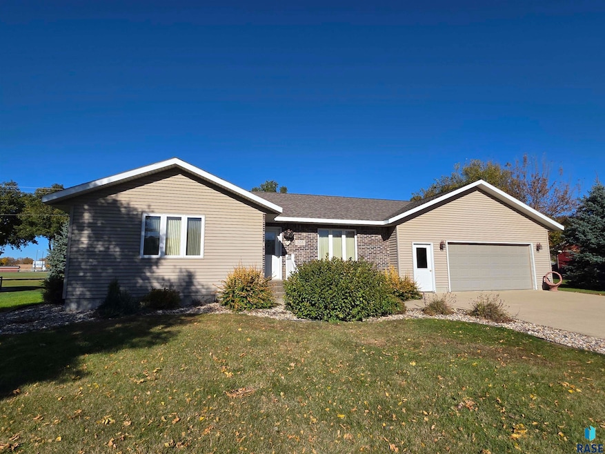 305 N Rock River Dr, Edgerton, MN 56128 - photo 1