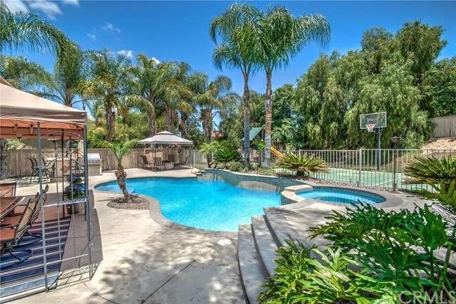 Huge rear yard feels like you are on vacation