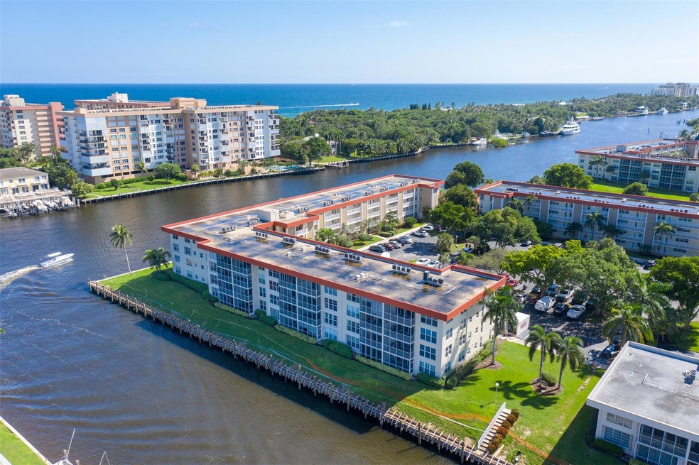 This 2 Bedroom / 2 Bath condo is perfectly situate
