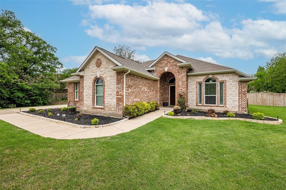 4402 Cluster Oak Ct, Granbury, TX 76049 - photo 1
