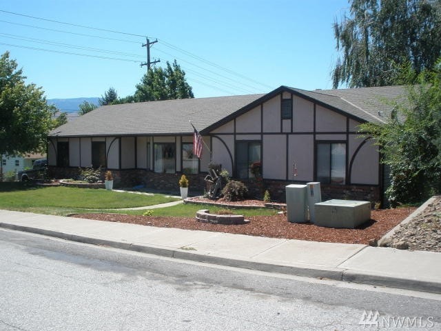 1002 N Fairview Place, East Wenatchee, WA 98802 - photo 1