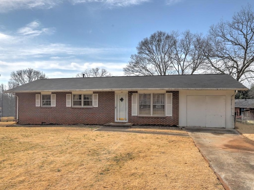 Single story home with a front yard