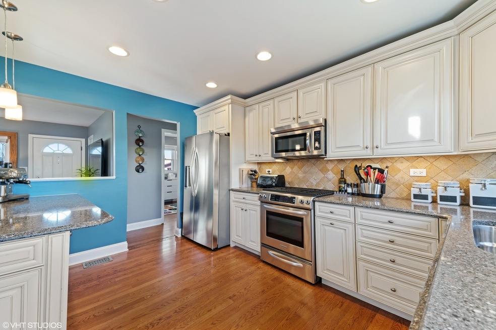 679 N Howard Ave, Elmhurst, IL 60126 - photo 1