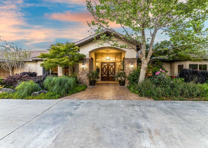 2300 S Akers St Visalia CA-small-073-063