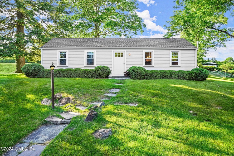 429 Round Hill Rd unit 2B, Greenwich, CT 06831 - photo 1