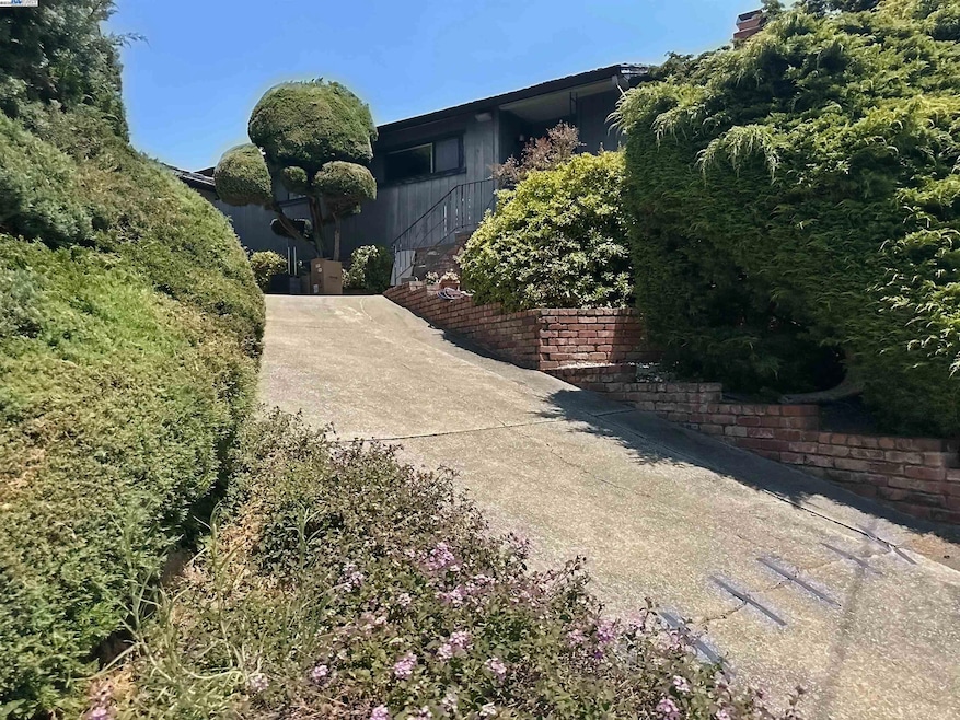 Sold $900,000 • Co-Listing Agent