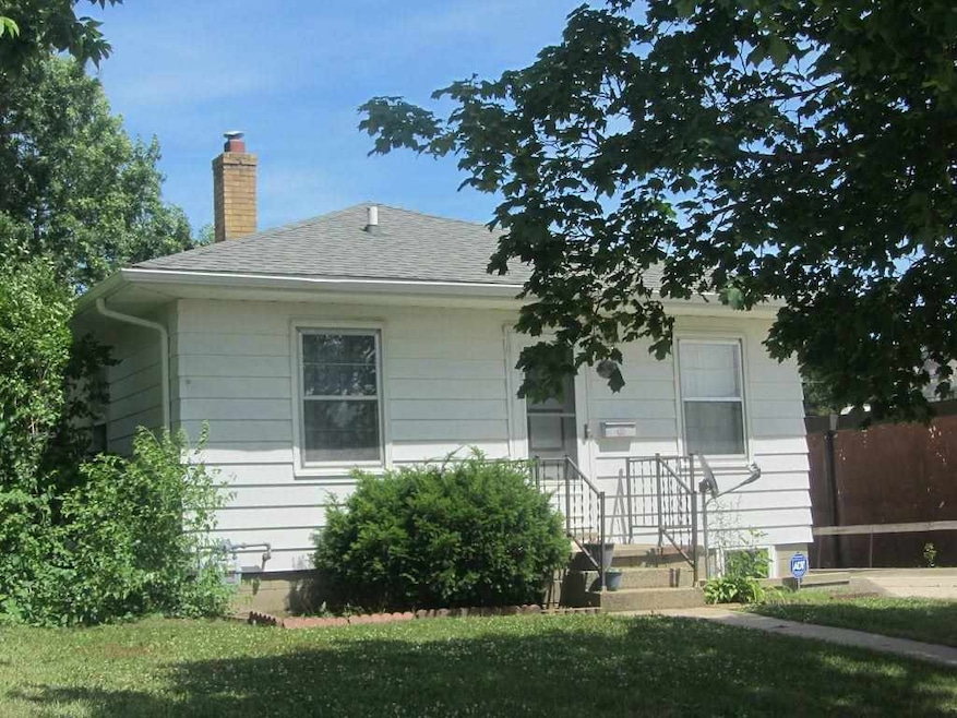 1812 Schreiber St, Cedar Falls, IA 50613 - photo 1