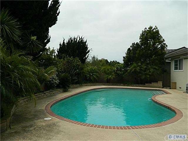 Beautiful pool - great area for entertaining!