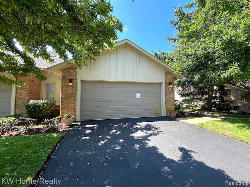 5663 Hillcrest Cir E, West Bloomfield, MI 48322 - photo 1