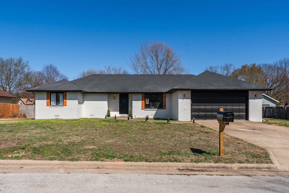 907 Huckleberry Ct, Nixa, MO 65714 - photo 1