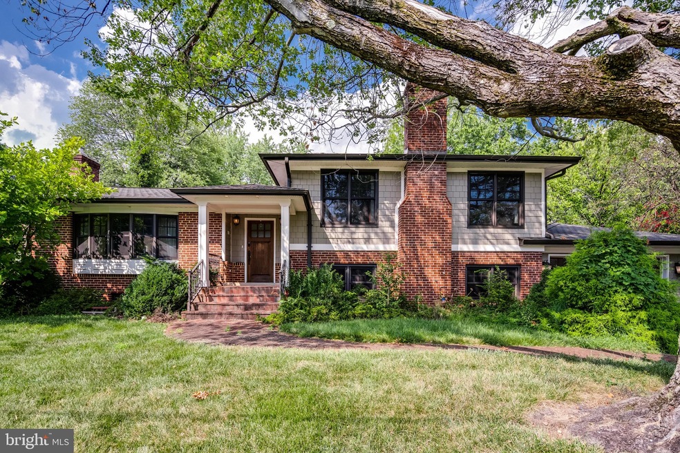 605 Manor Dr NE, Vienna, VA 22180 - photo 1