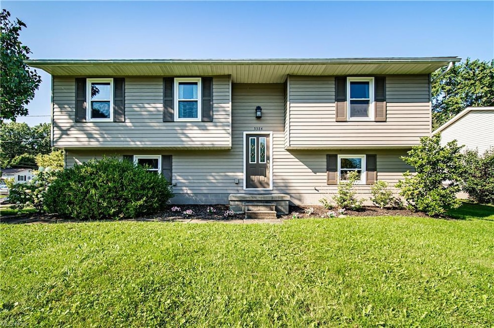 Bi-Level with a front yard