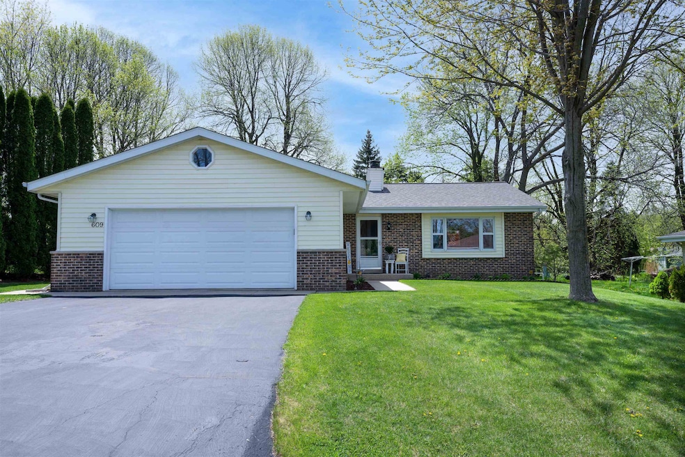 609 Highview Dr, Slinger, WI 53086 - photo 1