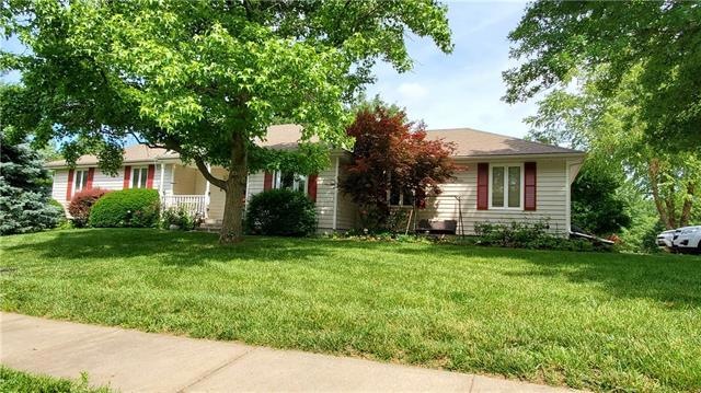 302 Toucan St, Raymore, MO 64083 - photo 1