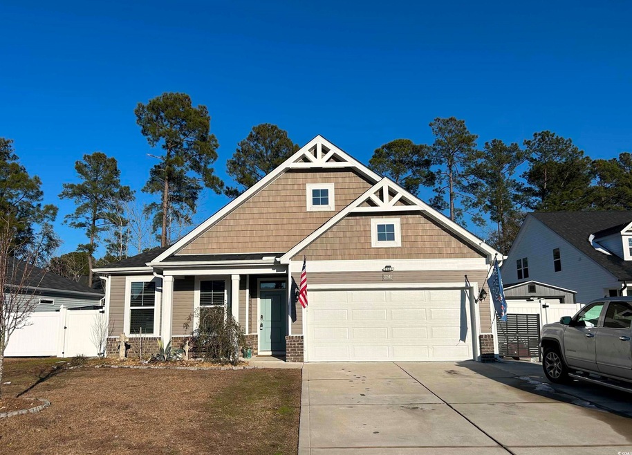Craftsman house with a garage and covered porch