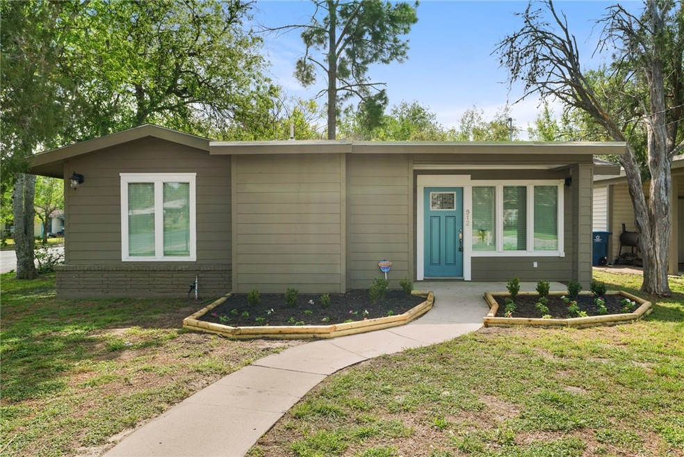 912 E Huntington St, Beeville, TX 78102 - photo 1