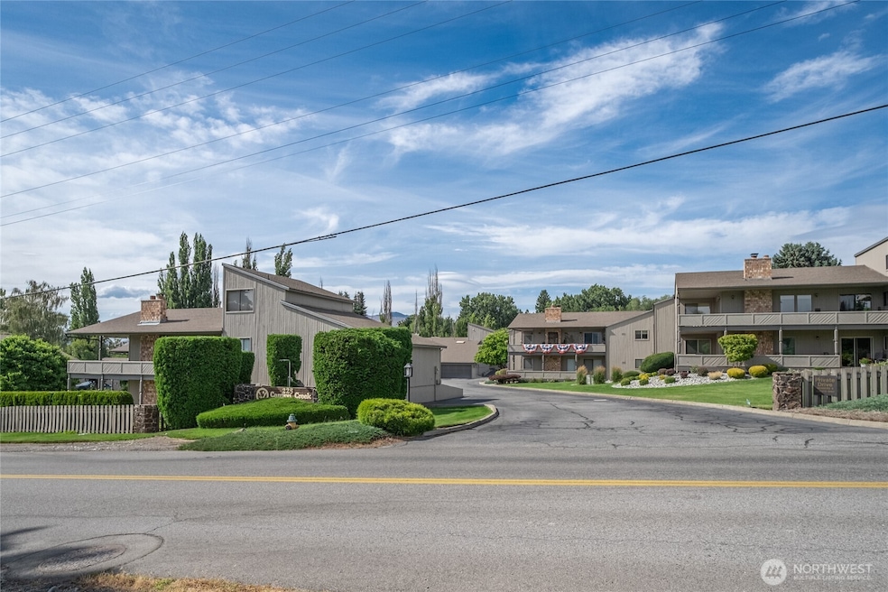 Welcome to lovely Canyon Creek Condominiums, situated directly across from the north end of   Wenatchee Golf and Country Club!