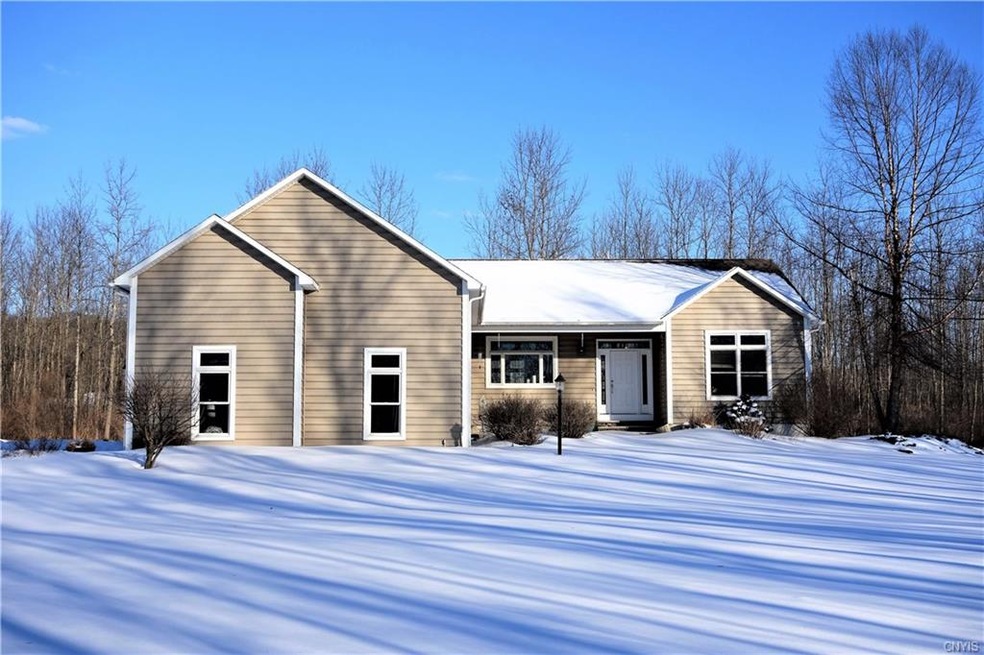 Welcome to this charming ranch!