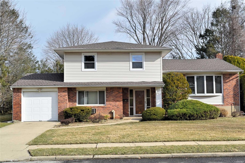 4 Suzanne Ln, Bethpage, NY 11714 - photo 1