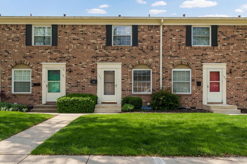 143 Tarryton Ct W_01