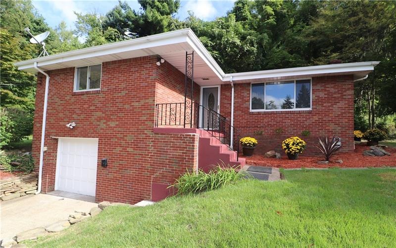 Minutes to I279, in coveted Avonworth School Distr