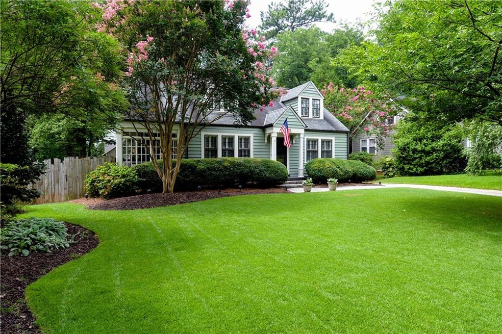 Stunning 4 Bed - 3.5 Bath in-town home, with a sto