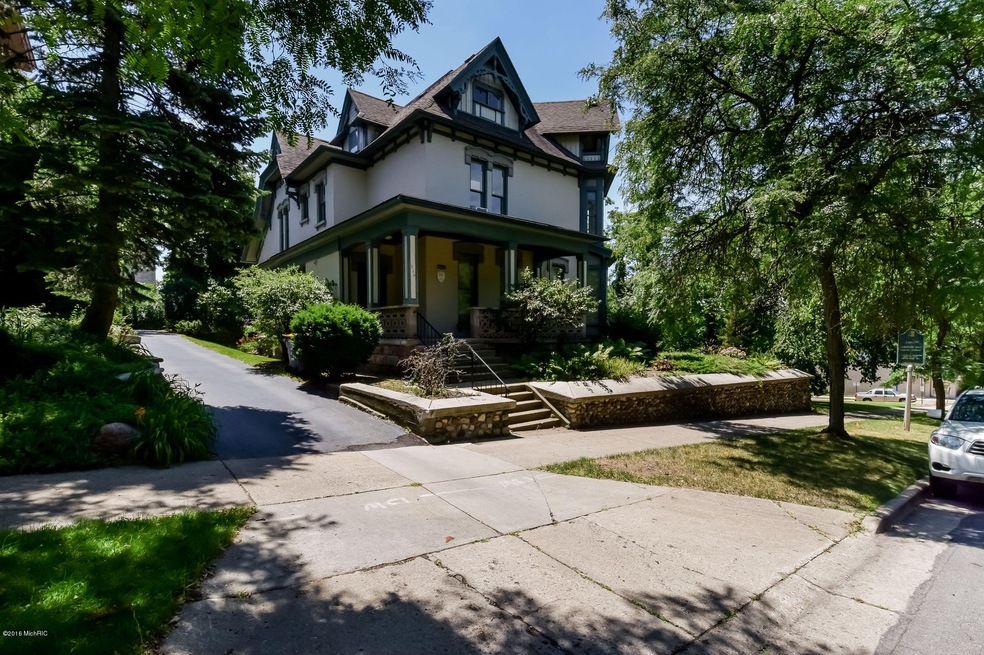 001-Front_View-2975910-medium