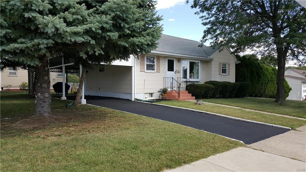 1582 Westwood Dr, Bethlehem, PA 18018 - photo 1