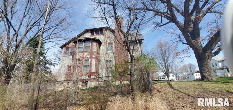 1204 Oneida Ave, Davenport, IA 52803 - photo 1