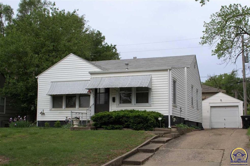 613 SW Warren Ave, Topeka, KS 66606 - photo 1