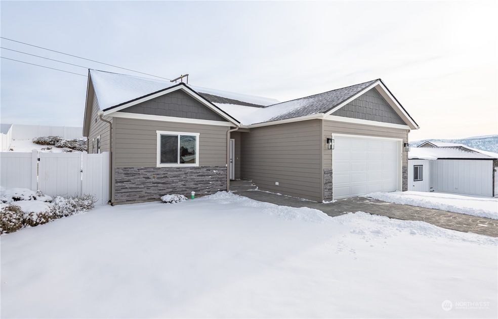 945 N Macaw Ave, East Wenatchee, WA 98802 - photo 1