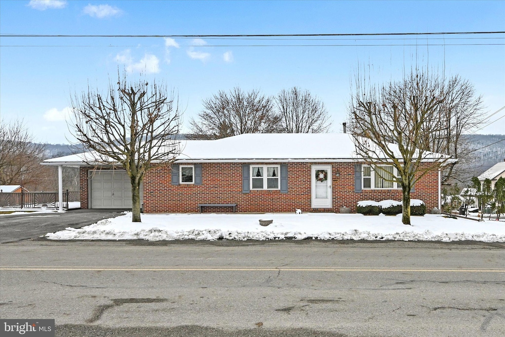 703 E Chestnut St, Hegins, PA 17938 - photo 1
