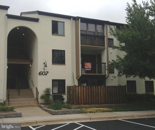 607 Center St unit 104, Herndon, VA 20170 - photo 1