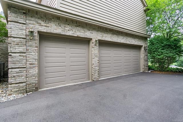 4950 Stoneleigh Rd, Bloomfield Hills, MI 48302 - photo 1