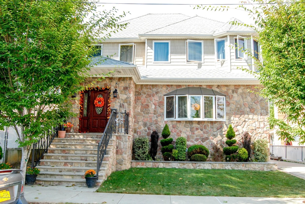 57 Sheridan Ct, Staten Island, NY 10306 - photo 1